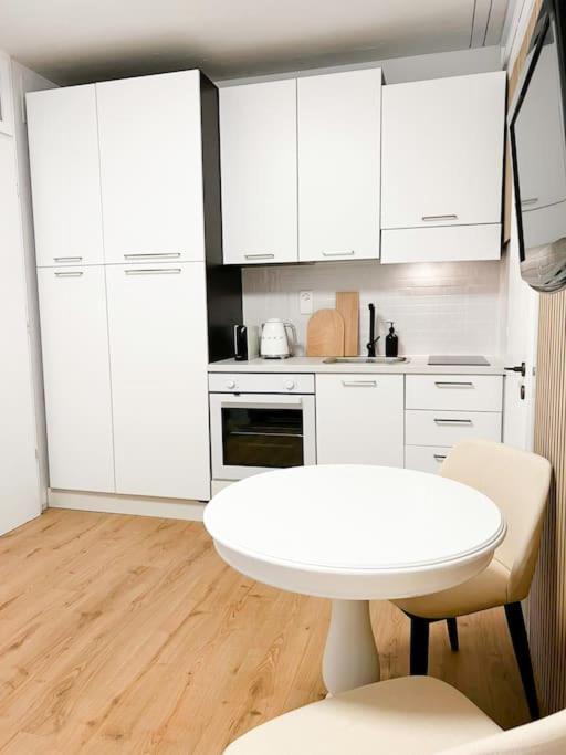Bright Tiny Studio - Shared Pool & Sauna - Free Parking - Air Condition Muralto Exteriér fotografie