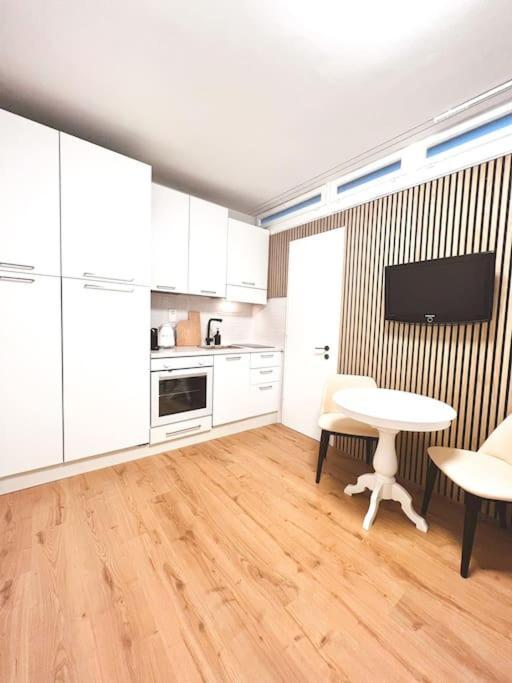 Bright Tiny Studio - Shared Pool & Sauna - Free Parking - Air Condition Muralto Exteriér fotografie